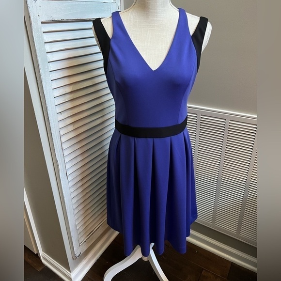 Jessica Simpson Dresses & Skirts - Jessica Simpson dress. Size 4.  Blue with Black waistline and shoulder strap.